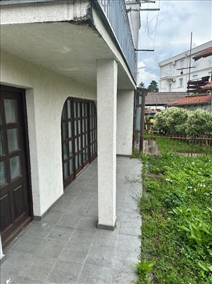 Stan 86m2 u blizini osnovne škole