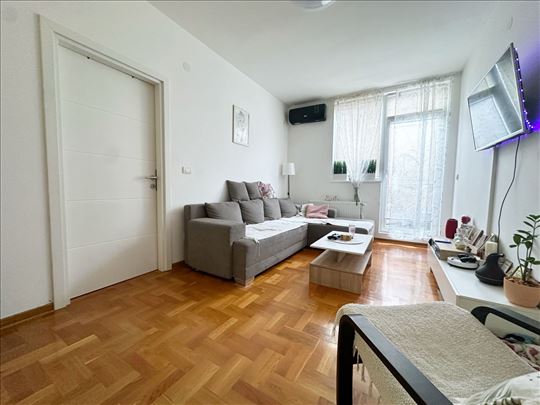 Uknjižen, prizemlje, očuvan