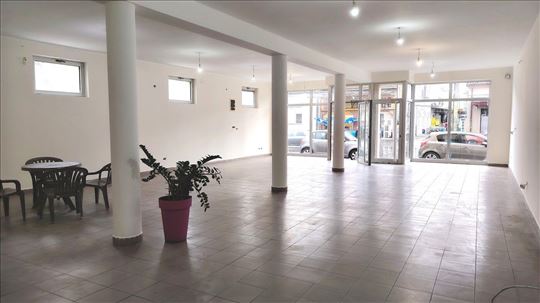 Batajnica centar lokal sa velikim izlogom