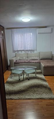 Izdajem stan u kuci namesten