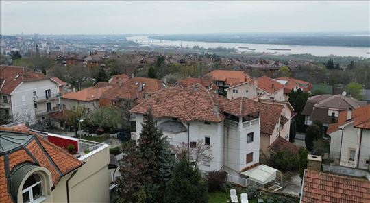 Kuća, dvorište, garaža