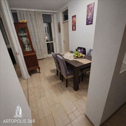 Trosoban, dvostran, u najlepšem delu Bloka 63 ID#1