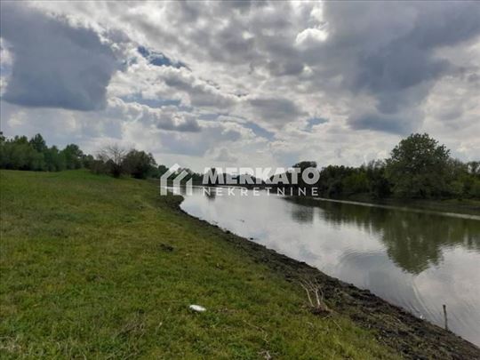 Voćnjak i vikendica sa izlazom na reku ID#1479