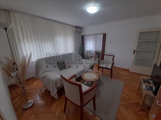 Izdaje se dvoiposoban stan u strogom centru, nadom