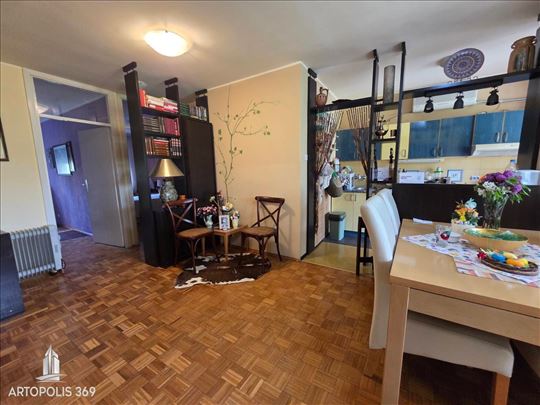 Odličan, dvostrano orijentisan, sunčan i svetao