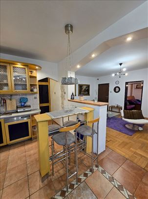 Odlična lokacija, prostran, retko u ponudi!