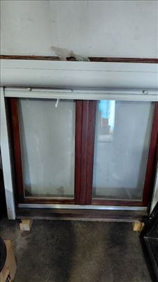 Dvokrilni drveni prozor sa roletnom i kipom