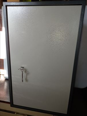 Polovan sef kancelarijski ili za oružje NOVE brave