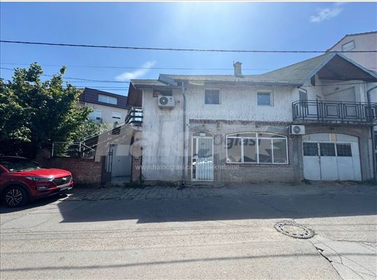 Prodajem stan u prizemlju kuće-Zemun