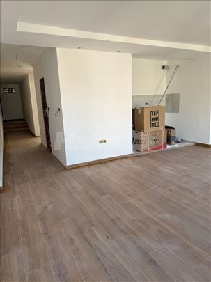 Trosoban stan sa parking mestom vlasnik