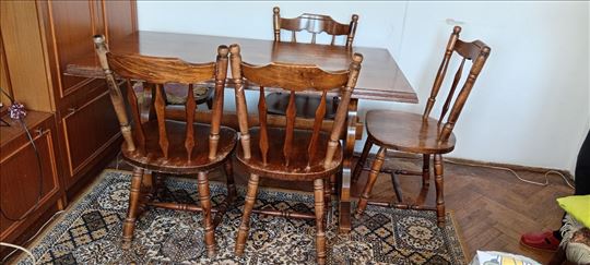 Trpezarijski sto i stolice