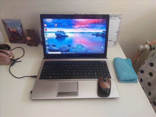 Asus laptop sa torbom i bežičnim mišem