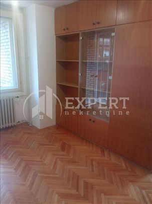 Izdaje se trosoban stan na Trošarini, 75m2,na peto