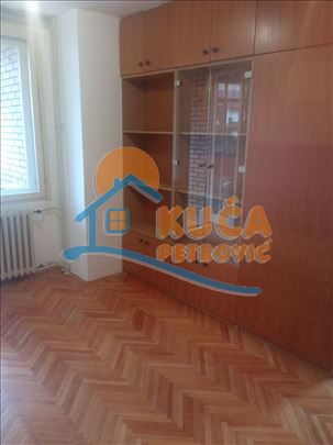 Izdaje se trosoban stan na Trošarini, 75m2,na peto