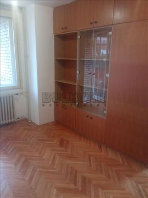 Izdaje se trosoban stan na Trošarini, 75m2,na peto