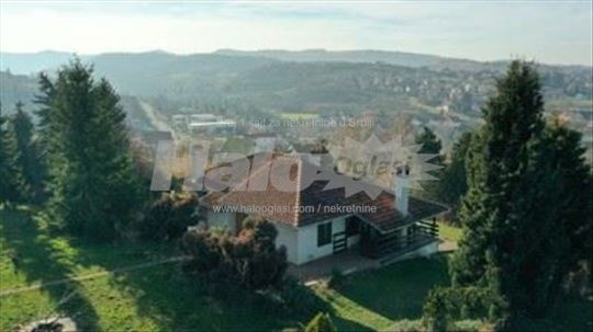 Kuca sa velikim placem, 10 minuta vozilom od Novo