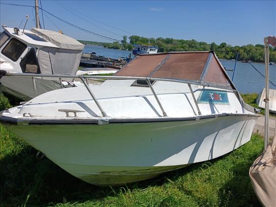 Plastični čamac sa kabinom i motorom 9.9