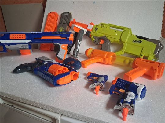 Razne vrste igračaka (Nerf puške,pištolji,patrone)
