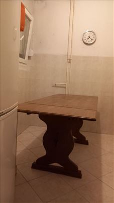 Sto od drveta koji se razvlači 