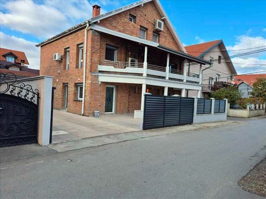 Borča, odlična lokacija, kuća sa 4 stana i garažom