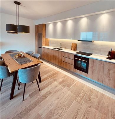 BW ARIA sjajan, pogled reka, opremljen 4.0 + gar.