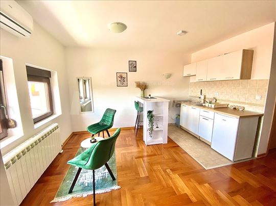 Cerska: Svetao stan sa parkingom, pogled na hram 