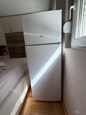 Frižider sa zamrzivačem – odlično stanje (142 cm)