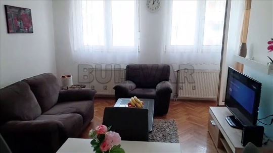 Izdaje se odličan jednoiposoban stan u centru, kod
