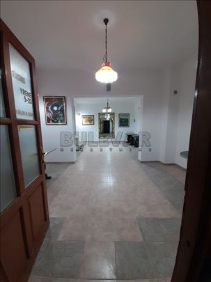 Izdaje se poslovni prostor, 90m2, kod Banovine