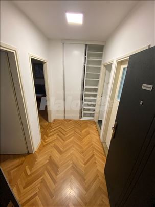 Izdajem namešten stan u Rakovici 