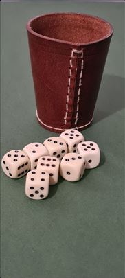 Kožna čaša sa kockicama za društvene igre