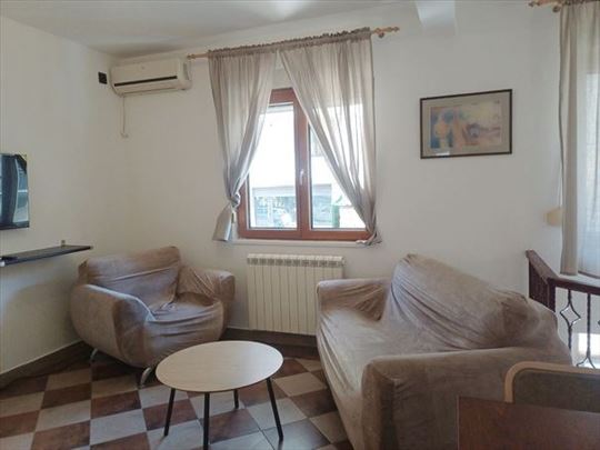 Povoljno! Stan u novijoj zgradi, parking, ID 9347