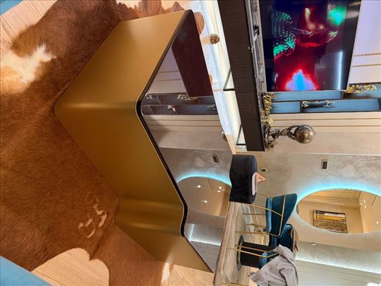 Luksuzni klub sto – unikatan dizajn, visoki sjaj, 