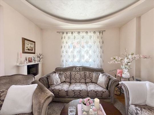 Lux, moderan, uknjižen ID#14902