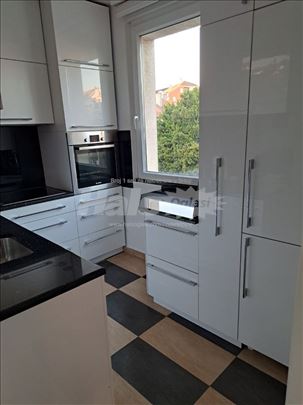 Lux stan na Banovom Brdu