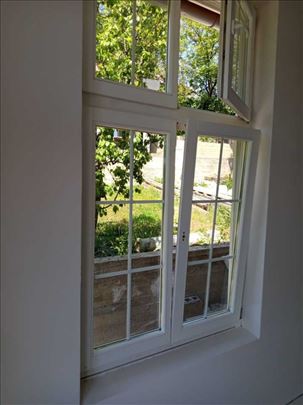 Na prodaju 1 okrugli prozor I kvalitetni drveni 