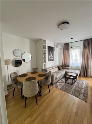 Neuseljavan, Namešten, garaža, ID 25570