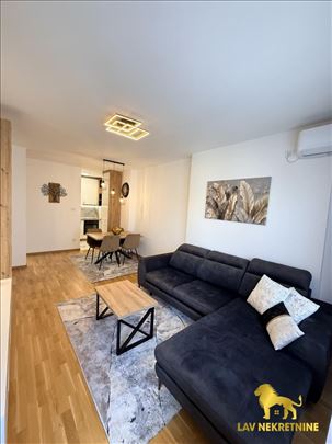 Nov, namesten jednoiposoban stan, Square Garden