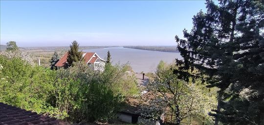 Vinča, kuća na 16 ari sa pogledom na Dunav ..
