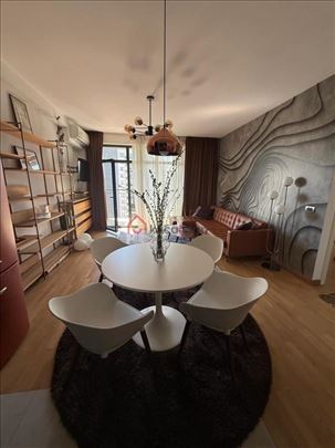 Bw. Panoramski pogled. Osunčan. Garaža