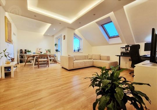 Četvorosoban uknjižen stan na Lekinom brdu