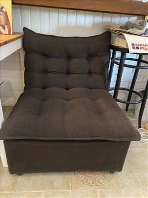 Fotelja od braon štofa