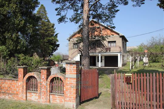 Kuća 242m2 na 15 ari placa - Baćevac 
