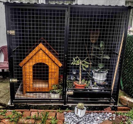 Novi boks i kućica za psa.