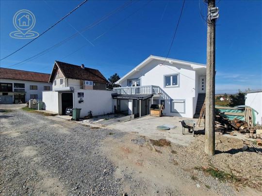 Porodična kuća u Ritopeku, 180 m², dva nivoa i vel
