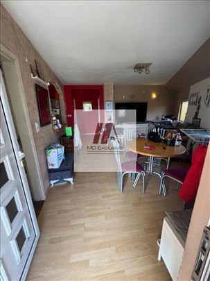 Prodaje se stan u kući u Zemunu