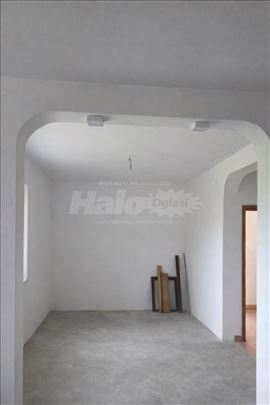 Prostrana porodična kuća sa velikim placem i vocnj