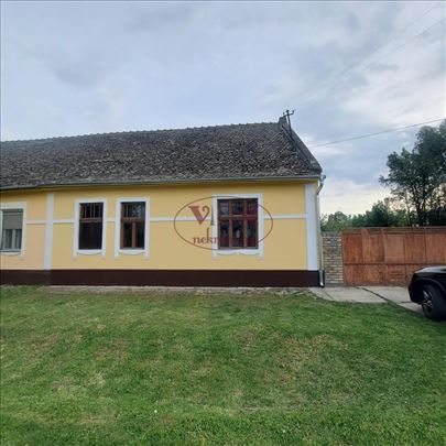 Srbobran, Turija, Manja salonska kuća sa ekonomski