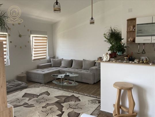 Svetao i funkcionalan trosoban stan sa parking mes