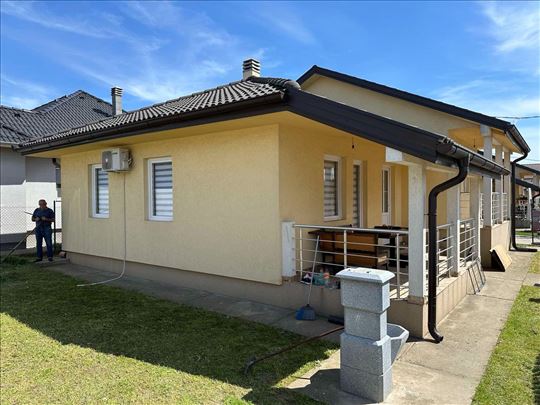 TOP ponuda!Kuća sa dvorištem,2 parking mesta!